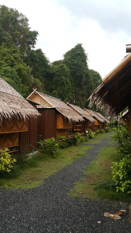 Phuhaya Bamboo Bungalows Ко-Ланта Экстерьер фото