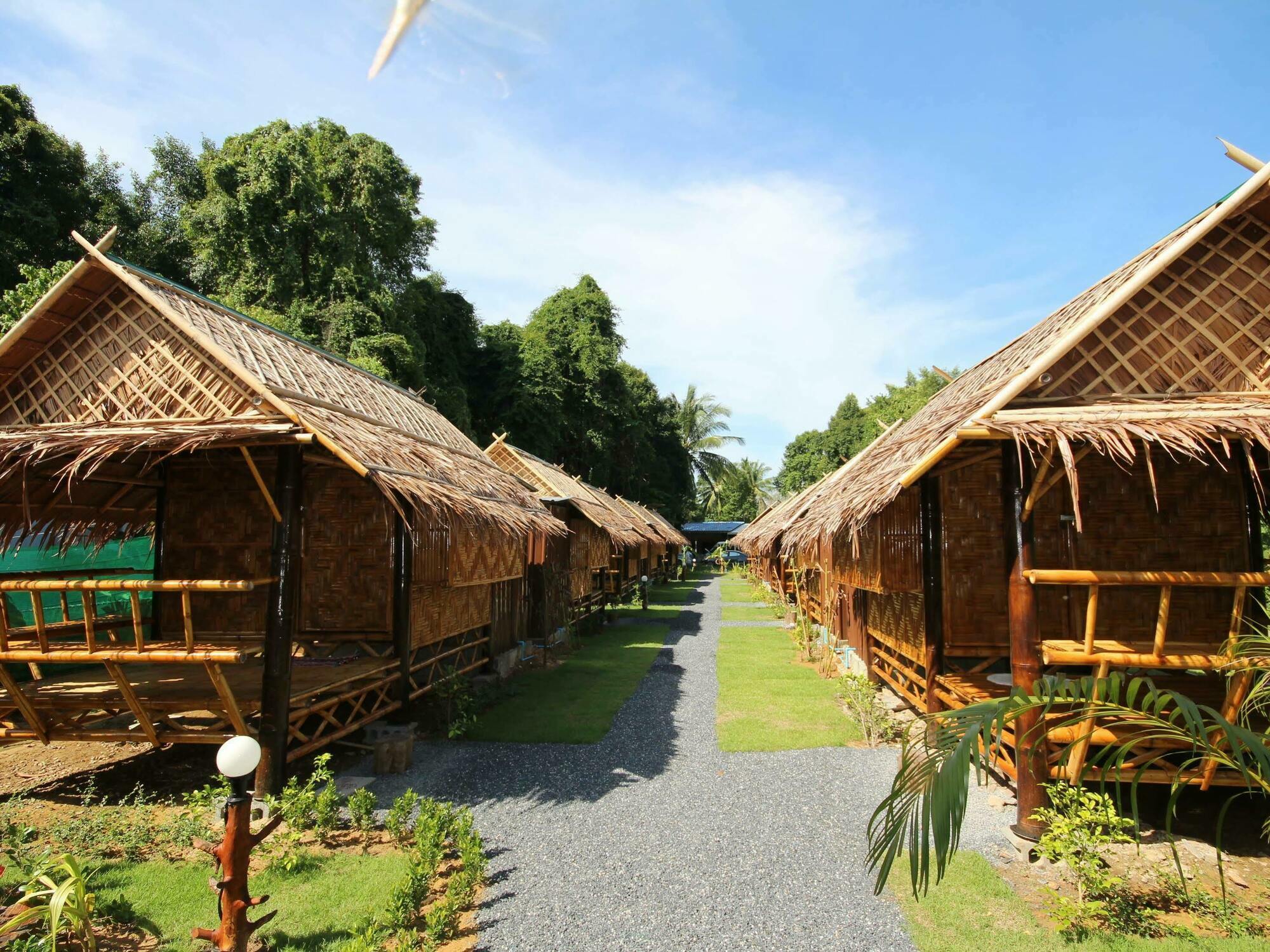 Phuhaya Bamboo Bungalows Ко-Ланта Экстерьер фото
